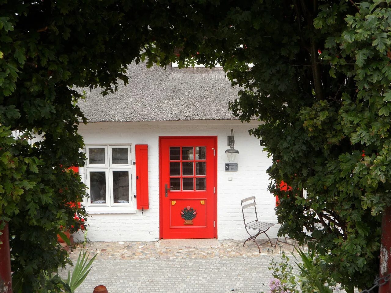 Красная дверь. Дома с красной дверью. Красное море на дверь. Домик с красным окном Испании.