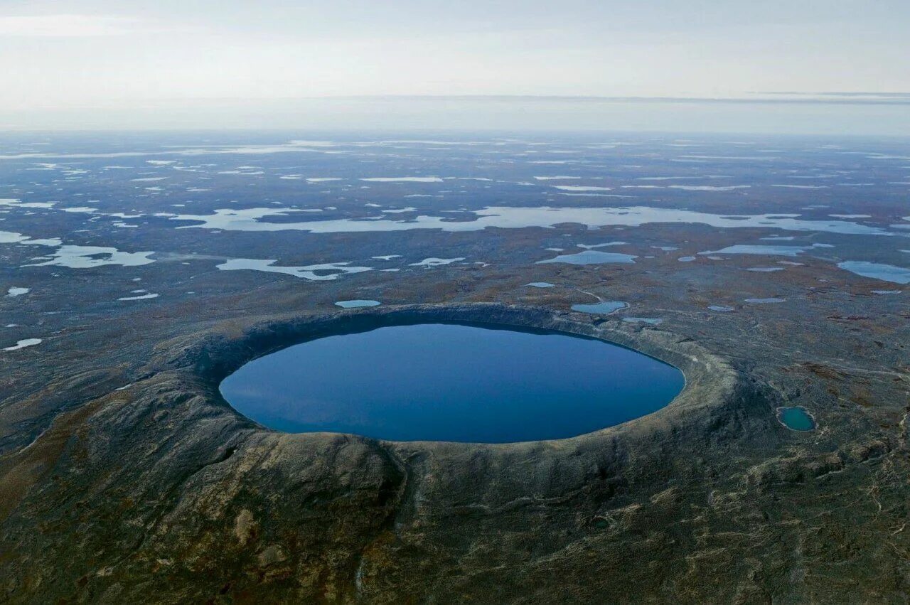 Самый крупный кратер на земле. Кратер Пингуалуит Канада. Озеро-кратер Пингуалют. Кратерное озеро Пингуалуит. Озеро-кратер Пингуалуит (Канада).