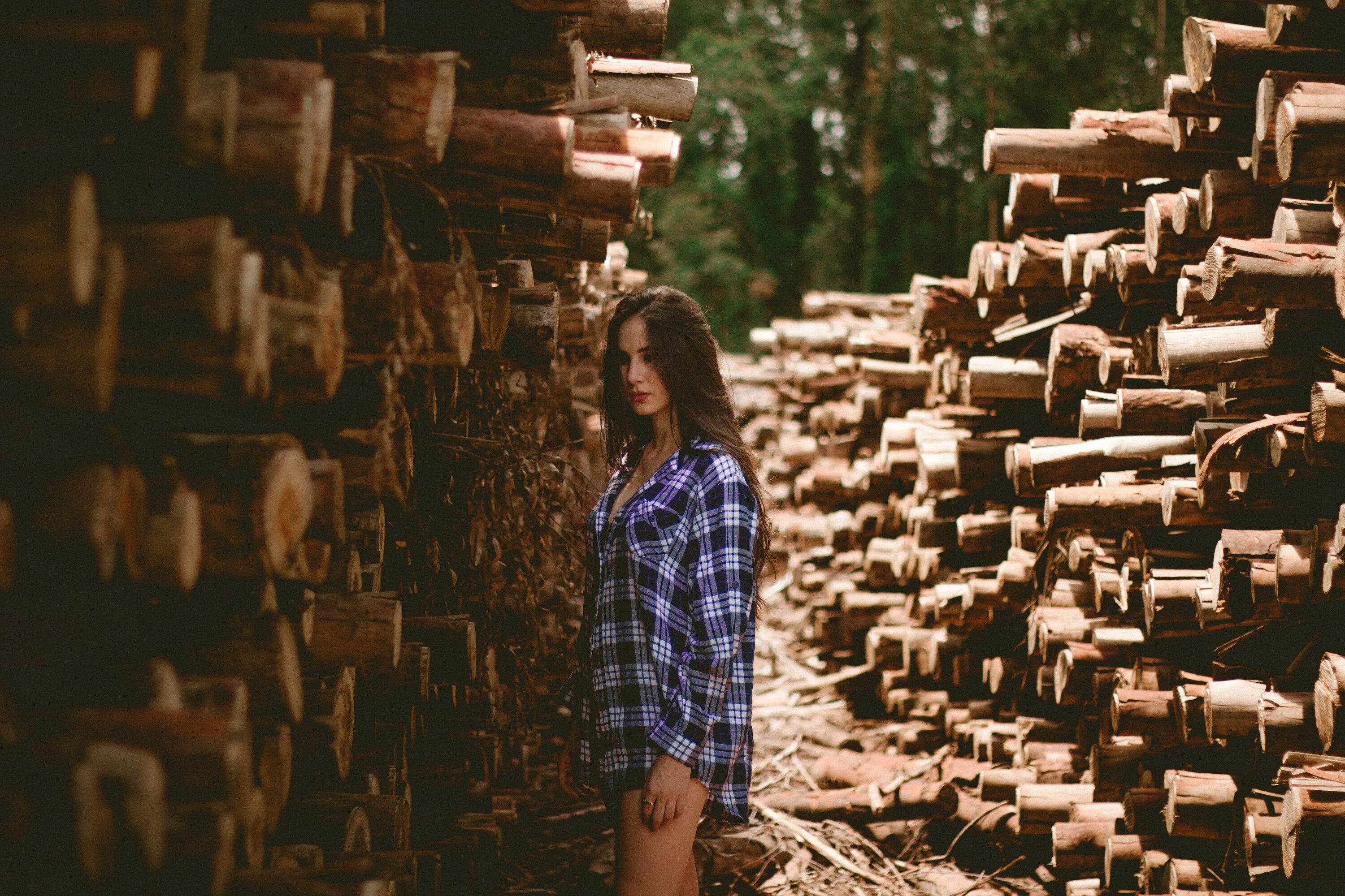 Деревянный декор для сада. Женщина с бревном. Фотосессия. Wood babe. Девушка в лесу.