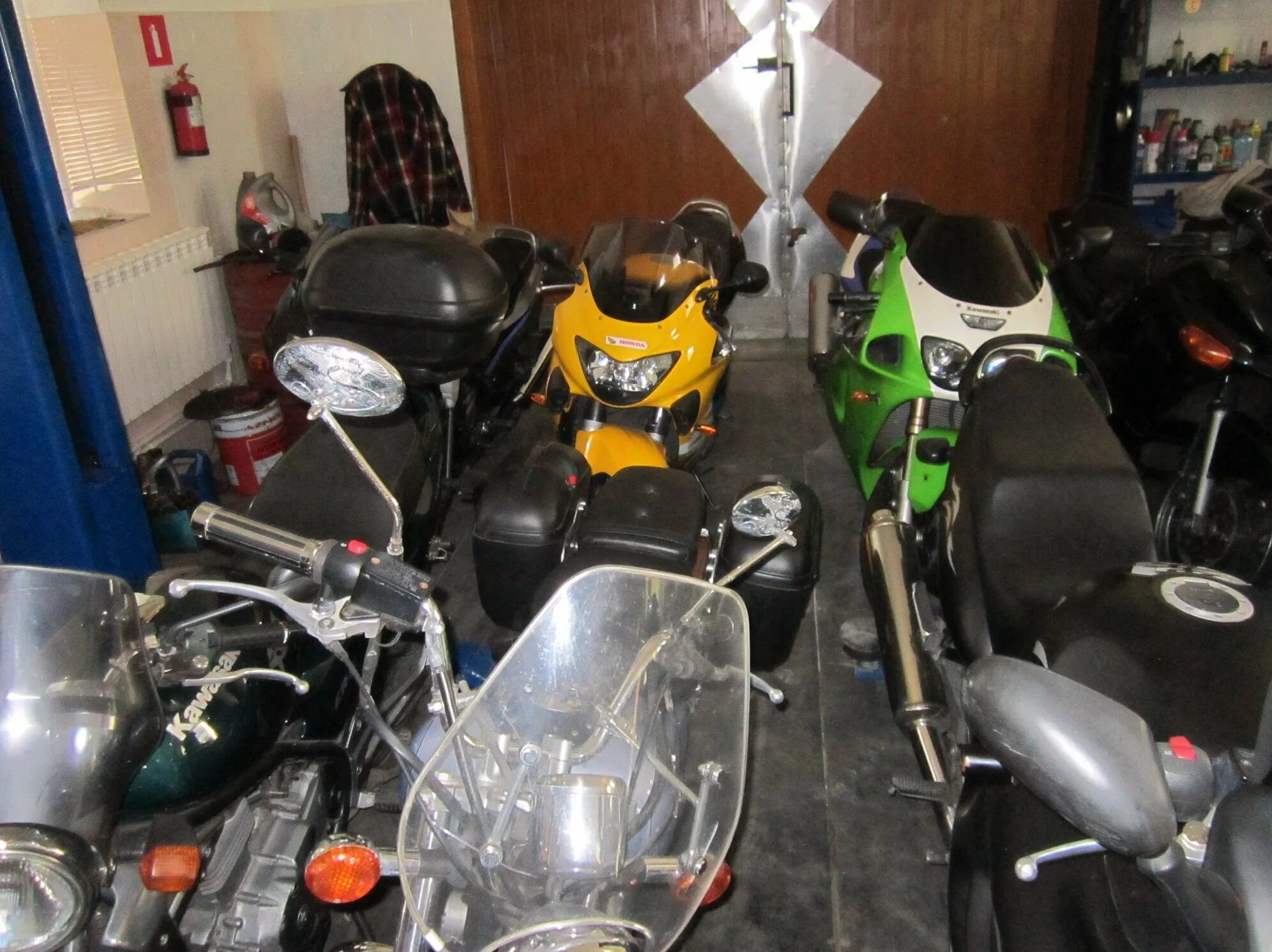 Где поставить мотоцикл. Хранение мотоцикла зимой в холодном гараже. Где ставить мотоцикл. Где ставить мотоцикл в Москве.