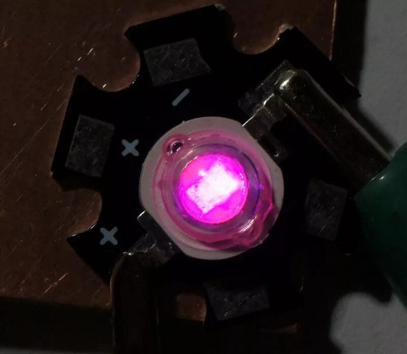 Кристалл диода. Строение кристаллов светодиода. Кристалл диода. Гайка светодиод. Люминофорный светодиод.