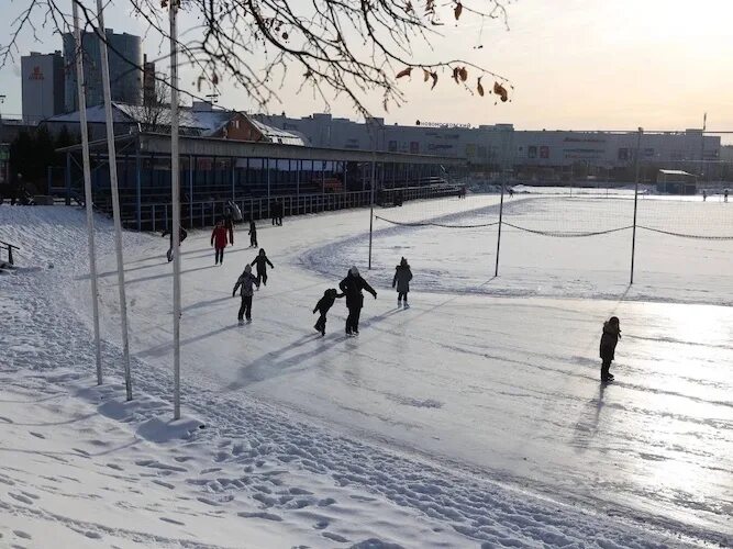 каток во дворе. заливка катка технология. заливка катка технология. каток нижний тагил в центре. катка началась.
