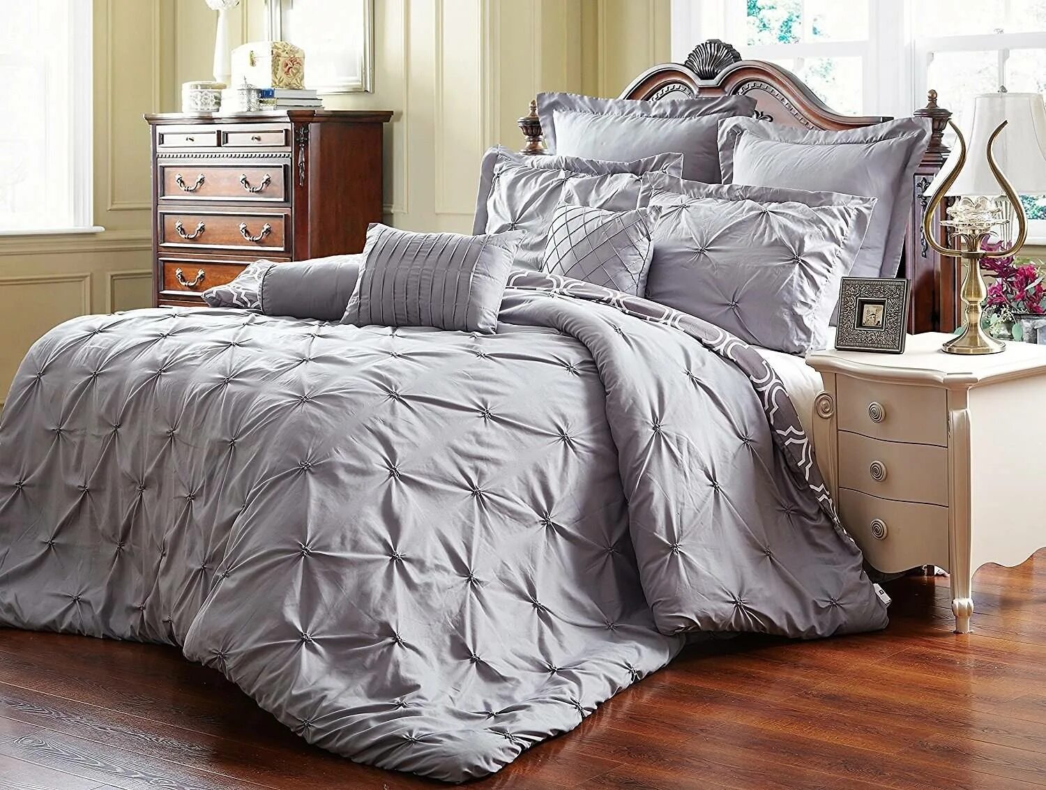 Сделать bedding. Мягкие изголовья на кроватт. Comforter thruster. Подушки на кровати. Постельное белье.