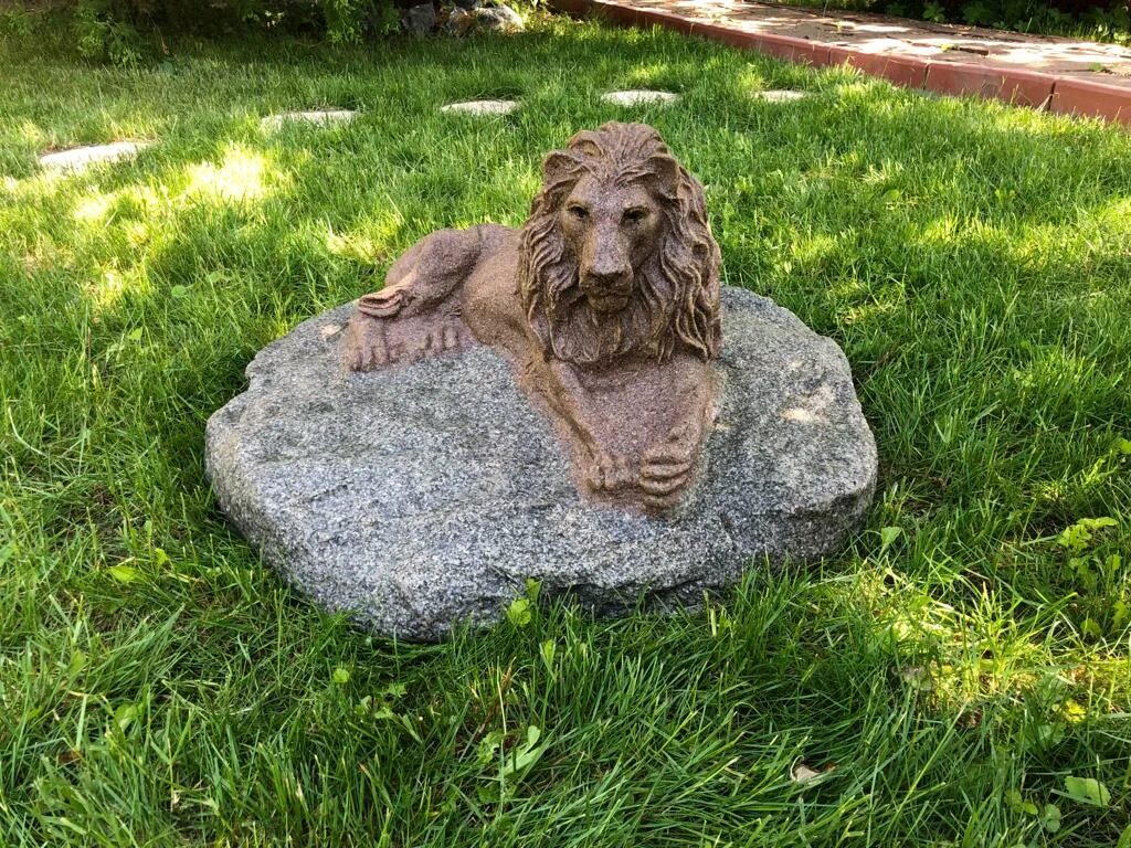 Старинные канализационные люки. Крышка люка картера 43101802243. Чугунный люк протэк. Канализационный люк. Камень декоративный на крышку люка собака.