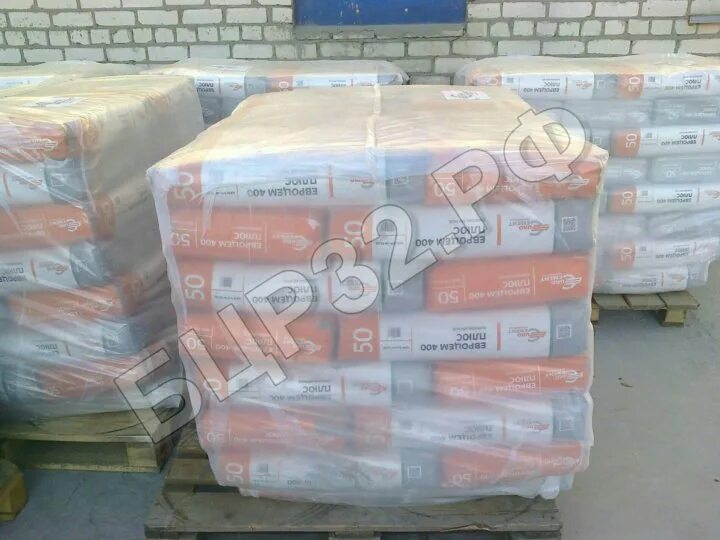 Мешок цемента в брянске. Цемент евроцемент м500 50 кг. портланд евроцемент м500. паллет цемента 25 кг. цемент в мешках на паллете.