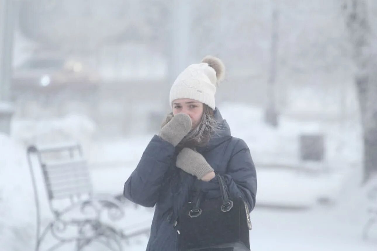 Lets cold. Сильный Мороз. Сильный Мороз на улице. Человеку холодно. Сильный Мороз в городе.