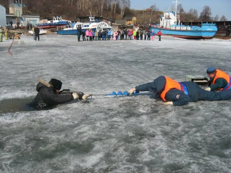 Спасение пришло неожиданно и именно. Спасение утопающего мчс. спасение человека провалившегося под лед.