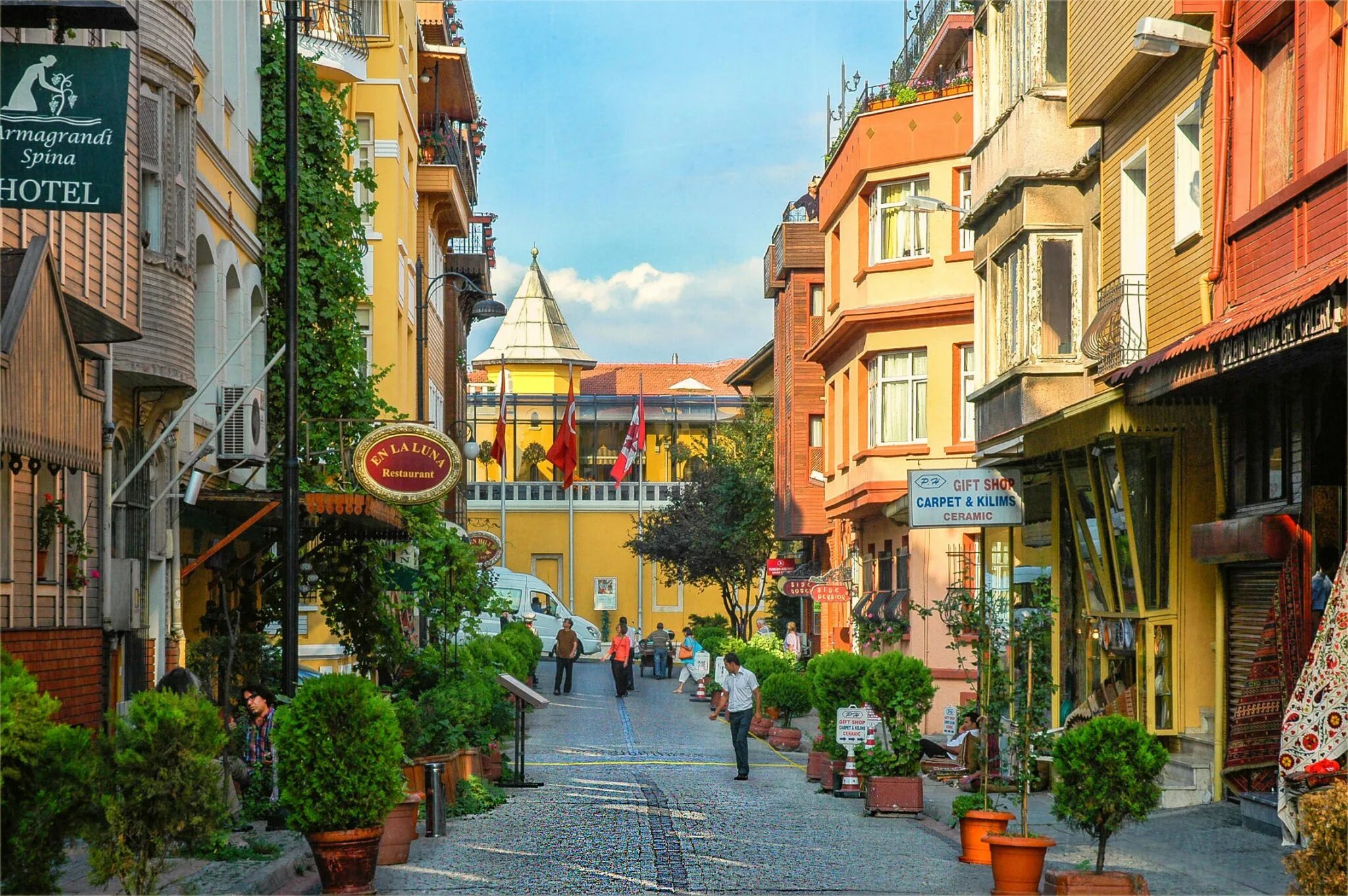 Стамбул старый город султанахмет. Улочки Стамбула старый город. Стамбул Султанахмет улицы. Турецкие улочки Стамбула.