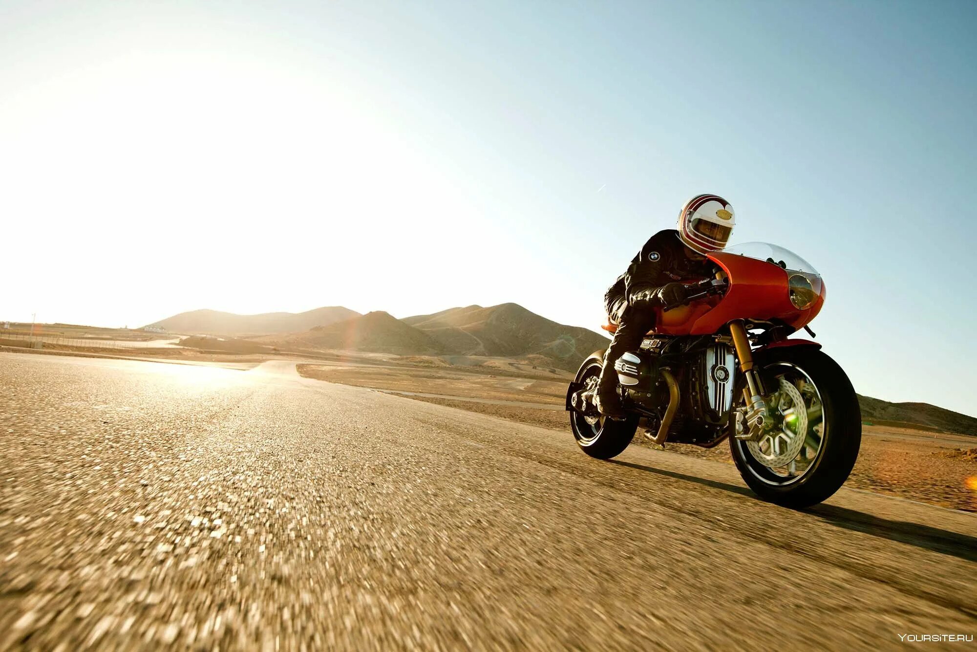 BMW Motorrad Roland Sands. Мотоцикл на рассвете. Мотоцикл едет. Лето мотоцикл.