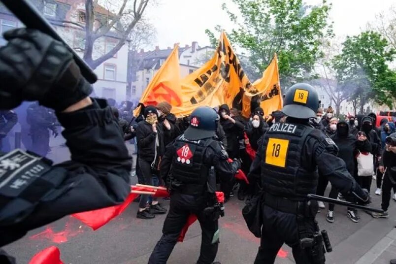 Берлин 5 мая укажите год. Germany Police protester Hammer.