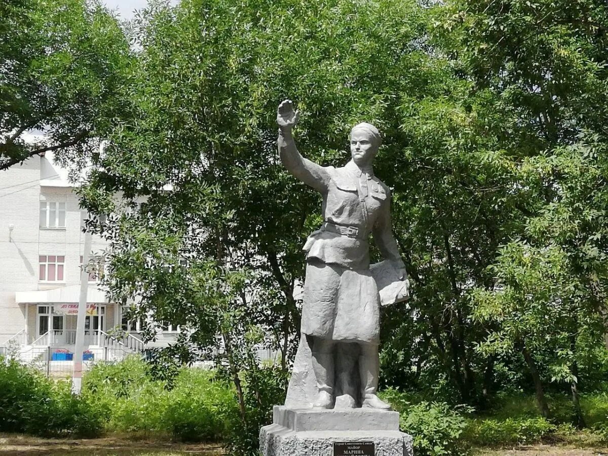 М расковой энгельс. Памятник Марине Расковой в Энгельсе. Памятник Расковой в Саратове. М.М Раскова памятник в Саратове. Сквер Марины Расковой Саратов монумент.