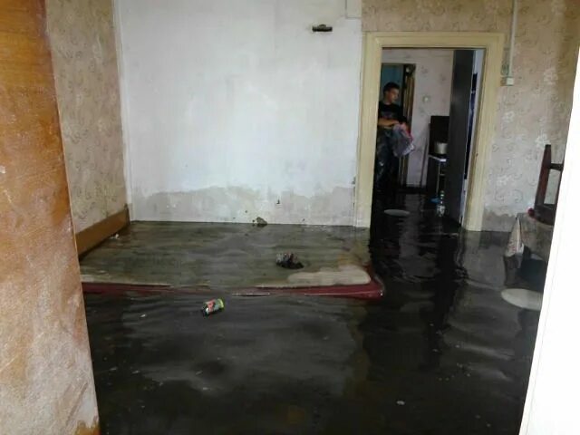Полы после затопления. Потоп в квартире. Затопление квартиры. Затоп квартиры. Затопленная квартира.
