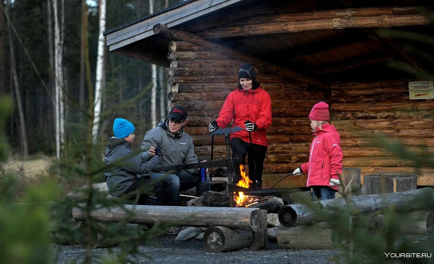 База отдыха семейное паре работа. Семья в походе. Поход с семьей в лес. Семейный поход. Жизнь в Финляндии.