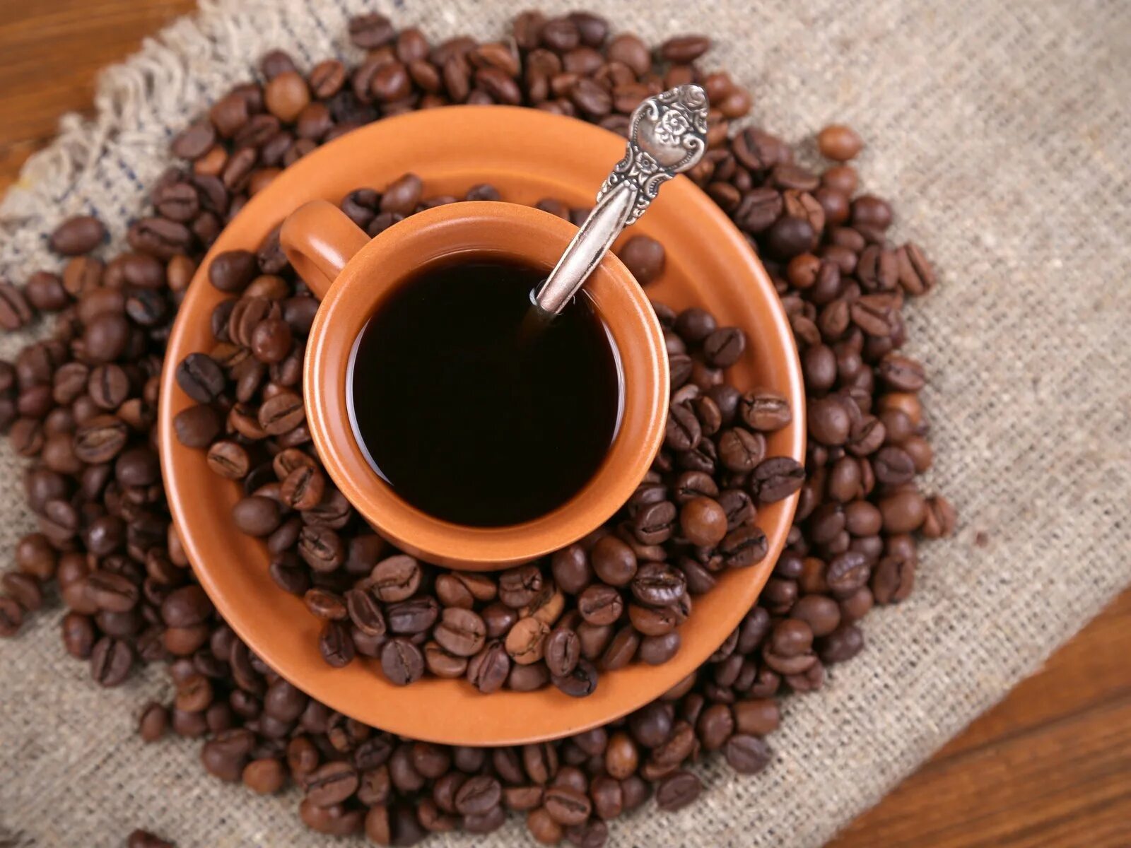 Чашка кофе. Кружка с кофейными зернами. Коричневая чашка кофе. Кружка кофе коричневая.