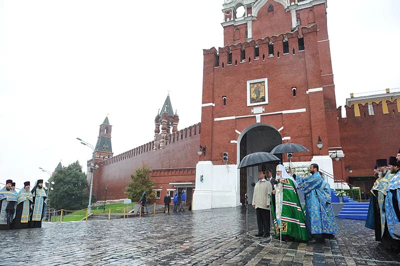 Спас Смоленский Спасская башня. Надвратная икона на Спасской башне. Спас Смоленский икона на Спасской башне Кремля. Спасские ворота Московского Кремля. Через какие ворота можно войти в кремль