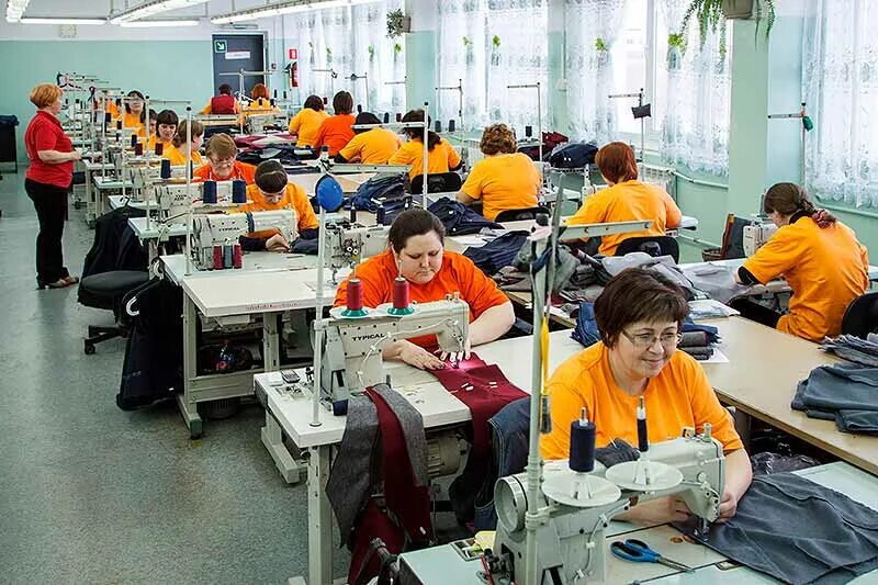 Фабрики одежды производителя. Швейный цех. Фабрика пошива одежды. Фабрика пошив. Массовое производство одежды.