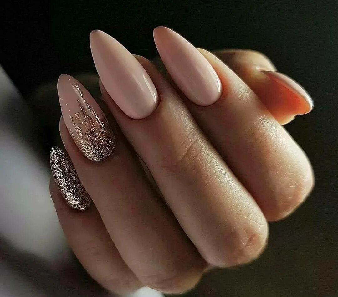 Маникюр на лвальные ноги. Нюдовый маникюр 2022 миндаль. Овальные ногти средней длины. Нюдовый маникюр 2022 миндаль. Нюдовый маникюр френч миндаль.