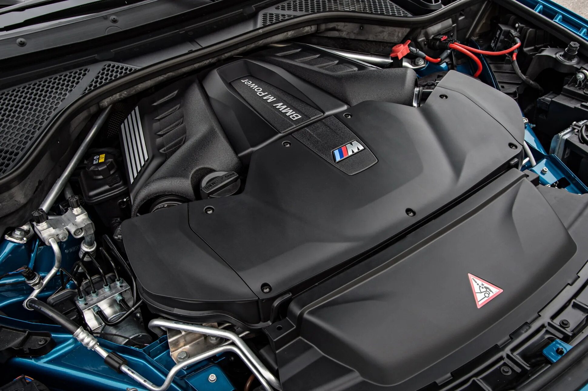 Новые двигатели бмв. BMW x6m мотор. BMW x6 2013 мотор 4,4. Двигатель БМВ x6 m. BMW x6 f16 мотор.