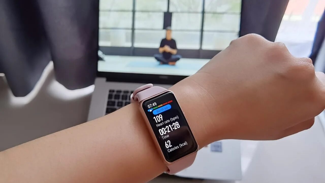 Браслет хонор 6. Huawei band 6. смарт часы хуавей бэнд 6. фитнес-браслеты huawei band 6. фитнес-браслет huawei band 6 sakura pink.