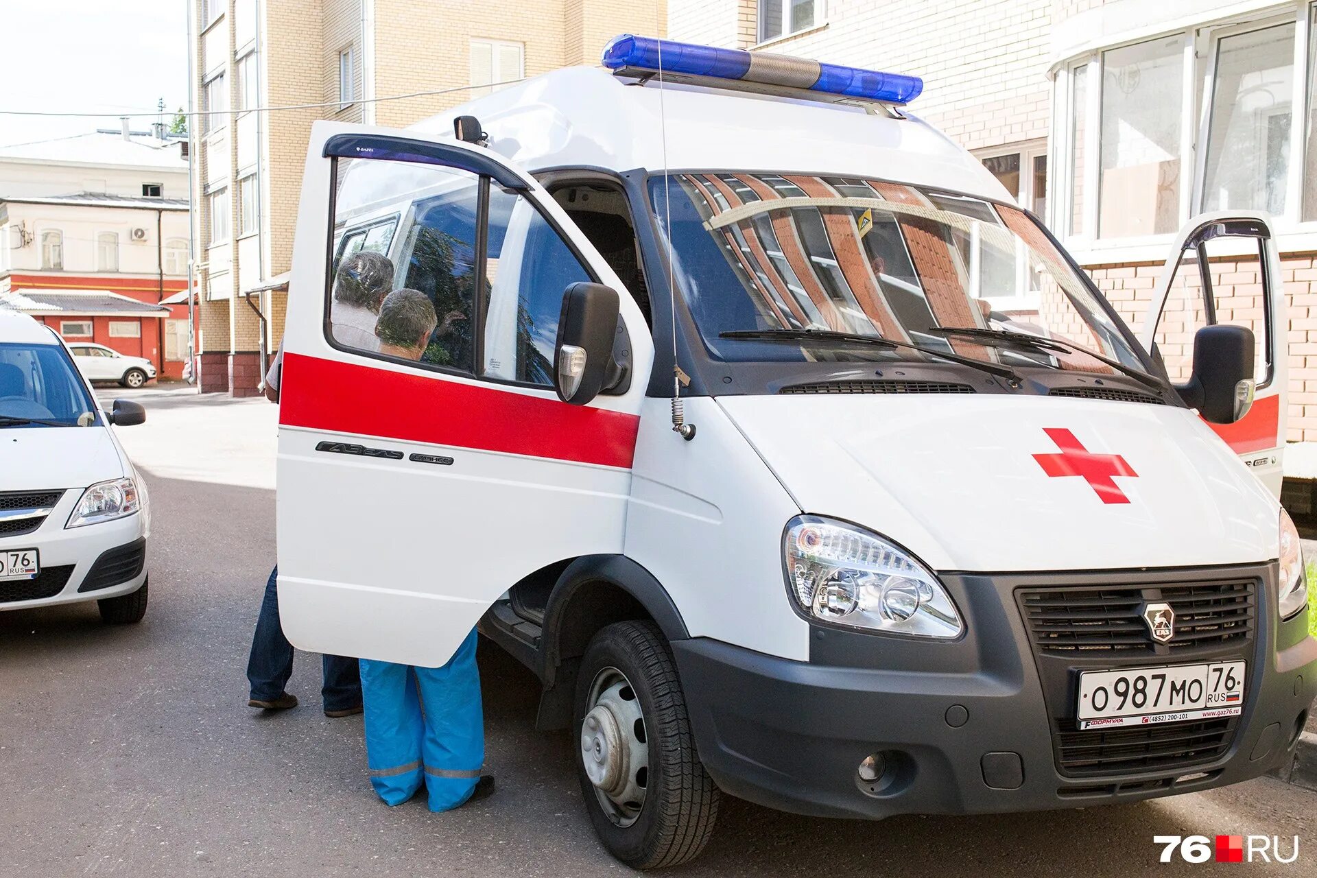 Скорая помощь барнаул. Скорая ярославля в фотографиях. Экипаж скорой помощи. Станция скорой помощи ярославль. Бригада скорой помощи.