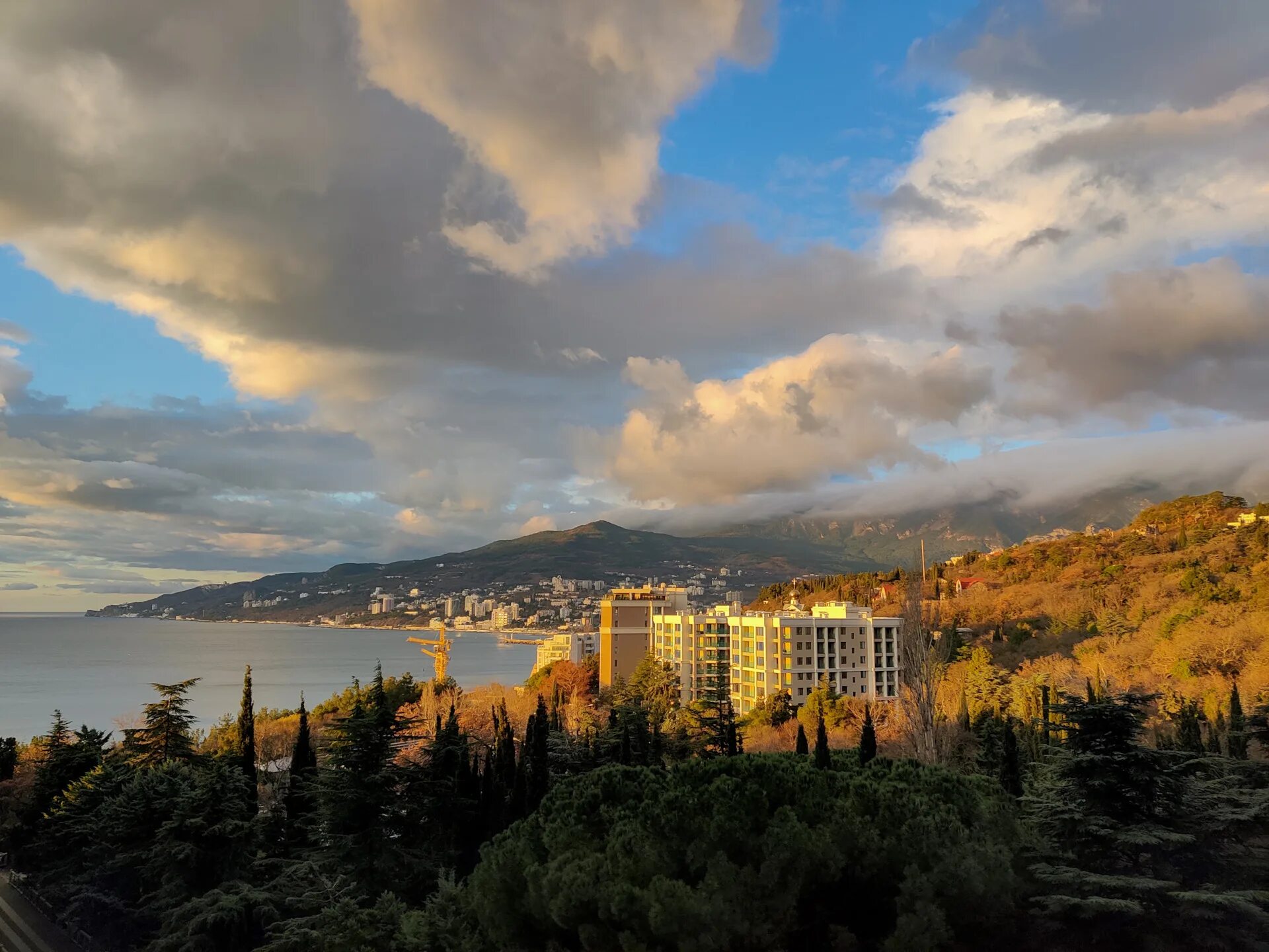 Ялта погулять. Ялта. Ялта новая картинки. Ялта перед самым новым годом. Фото Ялты новые районы.