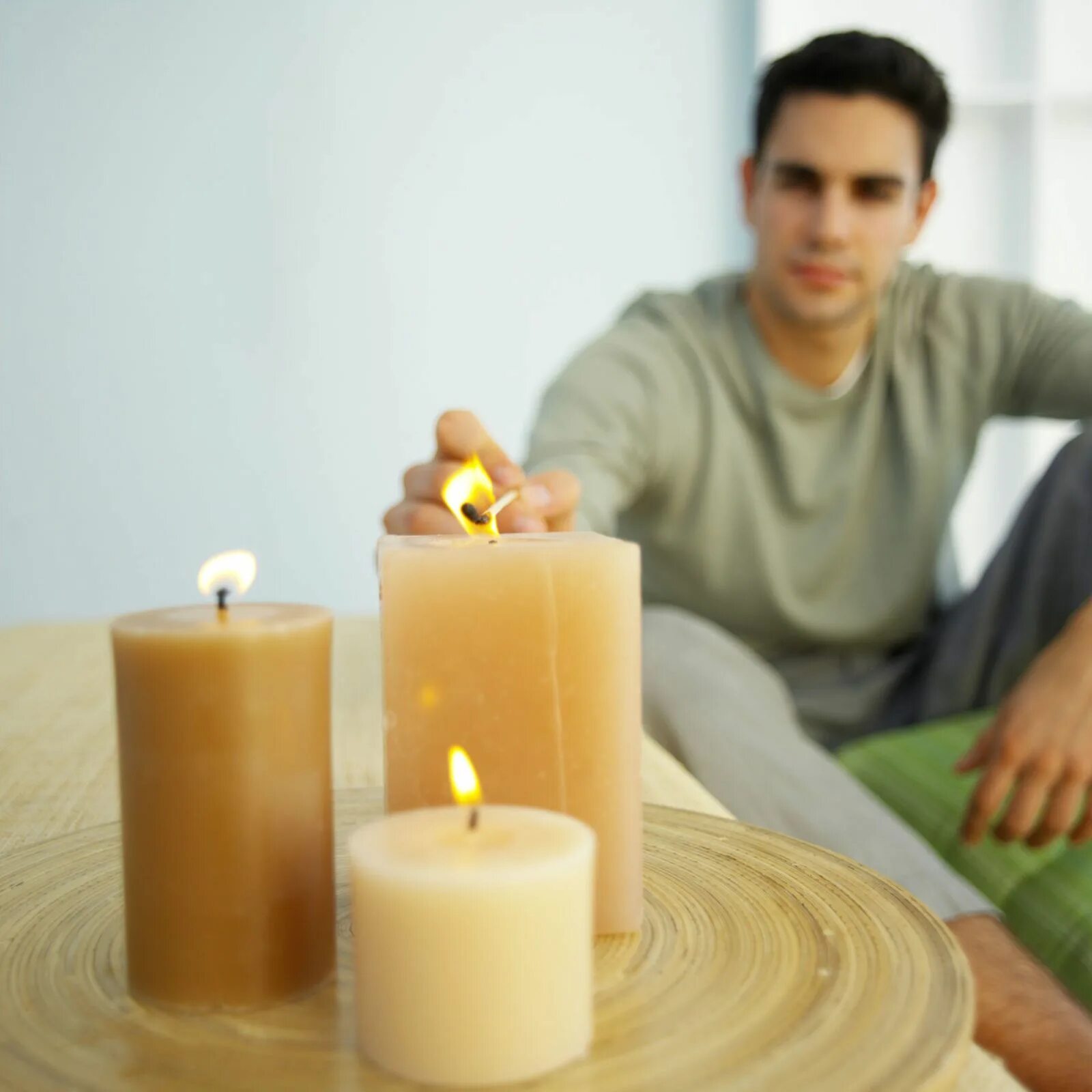 ступни свечи. мужская свечка. свечи в форме торса. парень со свечой. свечи мужчина и женщина.