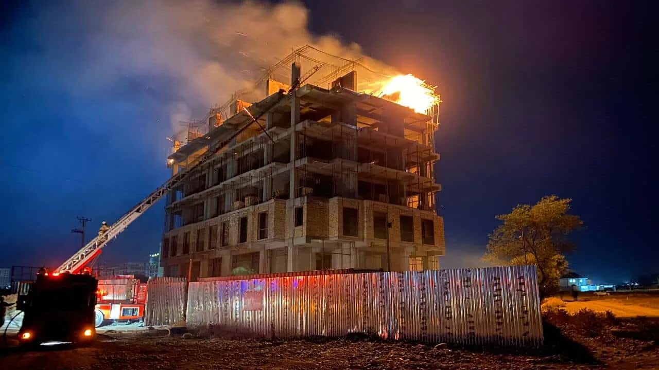 Горит стройка. Стройка многоэтажного дома. строительство многоэтажных домов. многоэтажка горит. пожар дома.