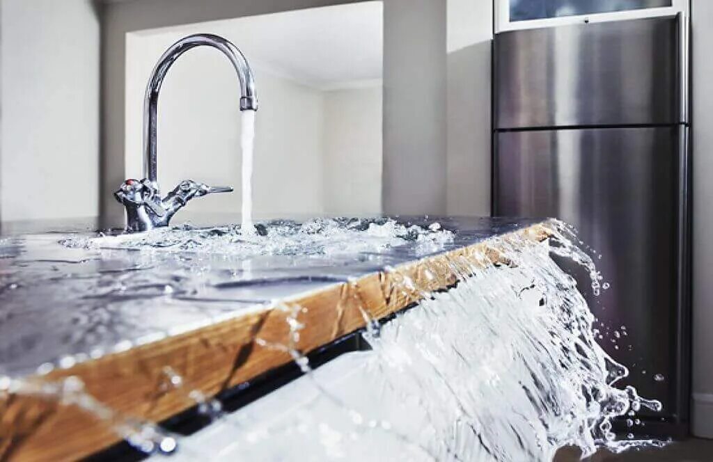 Раковина с водой. Вода. Переполненный стакан с водой. Сосуд с водой. Капля чистой воды.