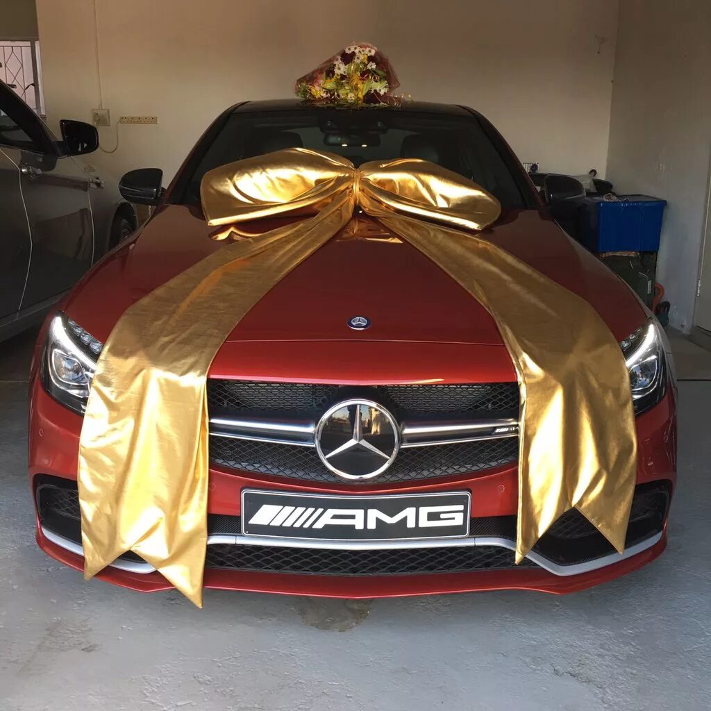 Машина в подарок с бантом. Детский электромобиль mercedes. Фото с новой машиной с бантом. Машина в подарок. Детские электромобили.