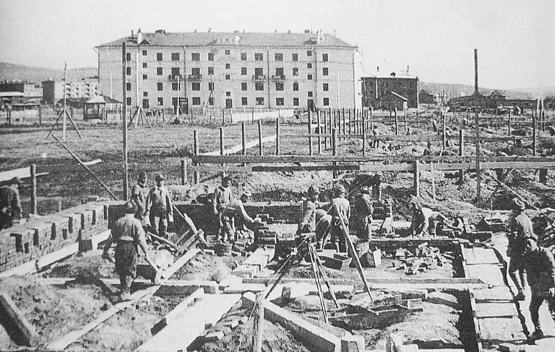 Строительство советского города. Комсомольск-на-Амуре 1932. Стройка города Комсомольска-на-Амуре 1932. Комсомольск-на Амуре в 30-е годы. Строящийся Комсомольск на Амуре 1932.