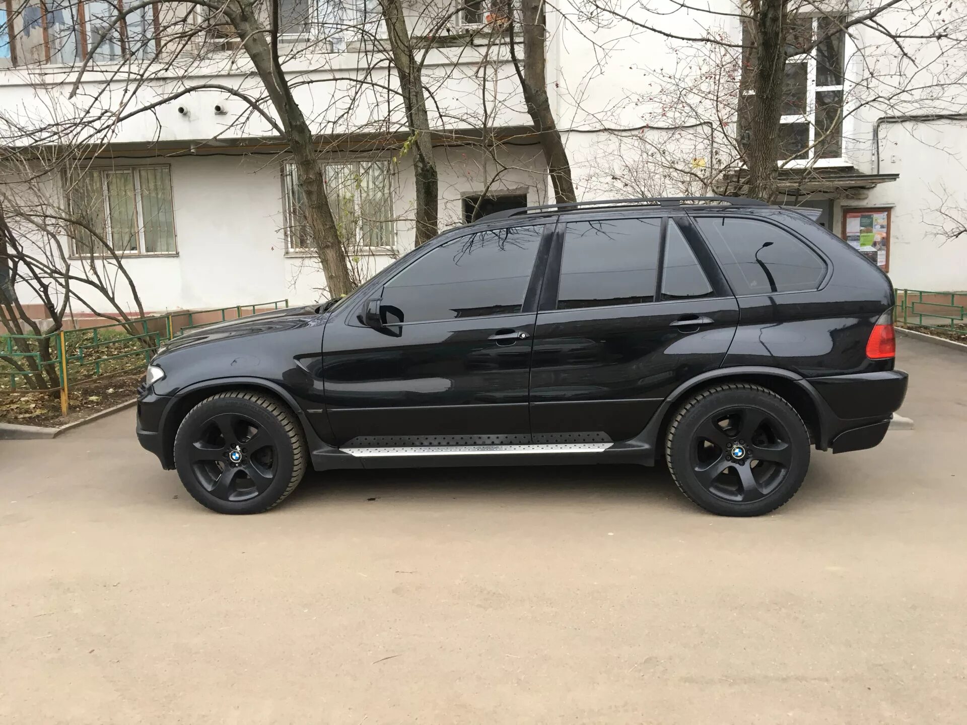 Bmw x5 3.0 бензин. БМВ х5 е53 2006. BMW e53 черный. BMW x5 e53 Black. BMW x5 e53 r18.