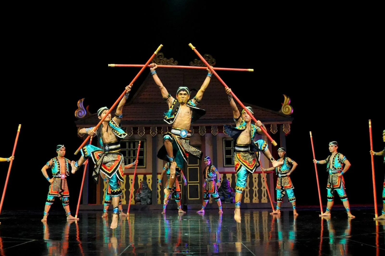Остров бали театр. Цирк на бали. Бали шоу. Nusa dua theatre. Огненное шоу бали.