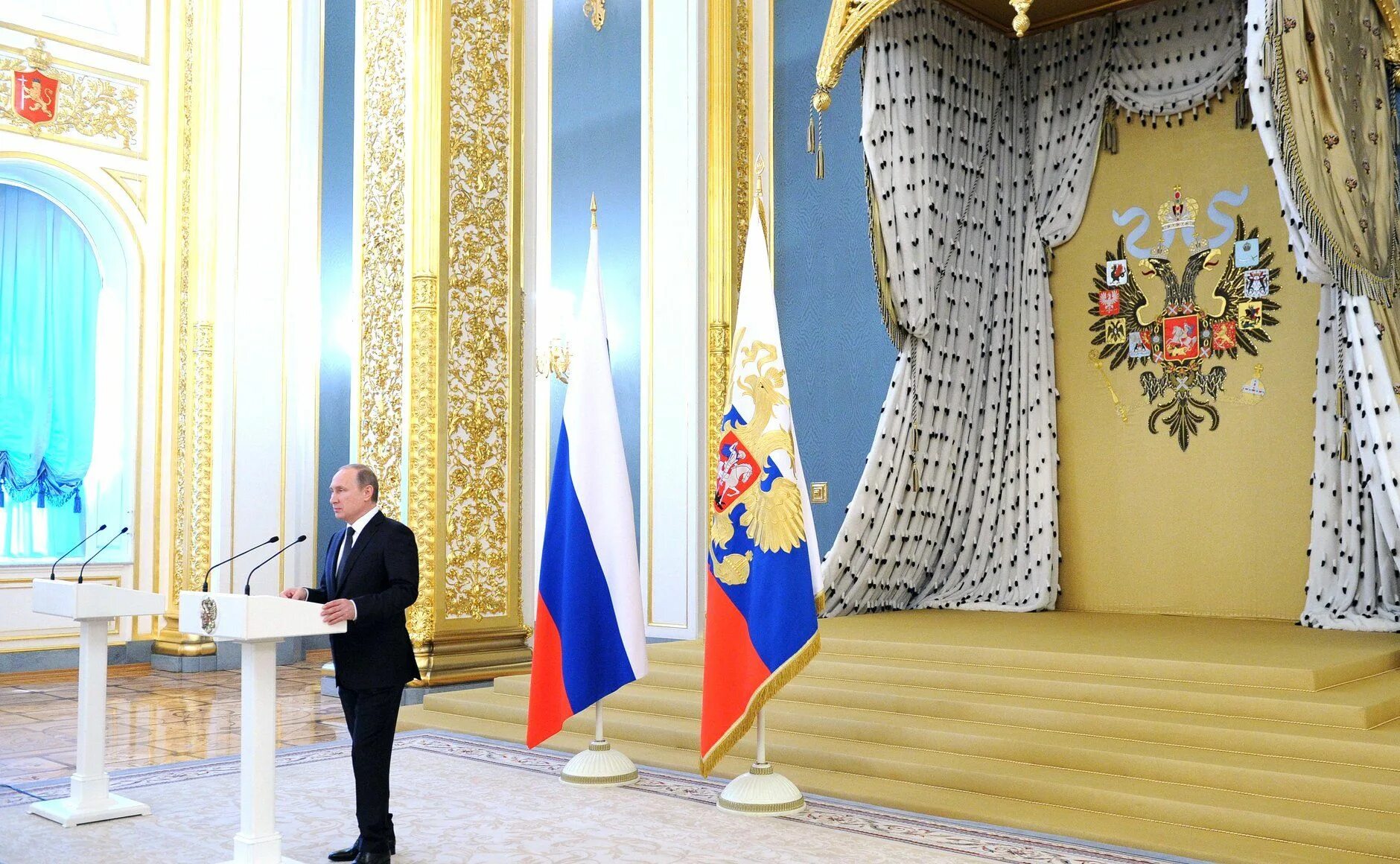 Президентский флаг. Штандарт президента России Кремля. Резиденция президента России в Кремле флаг. Зал награждения в Кремле.