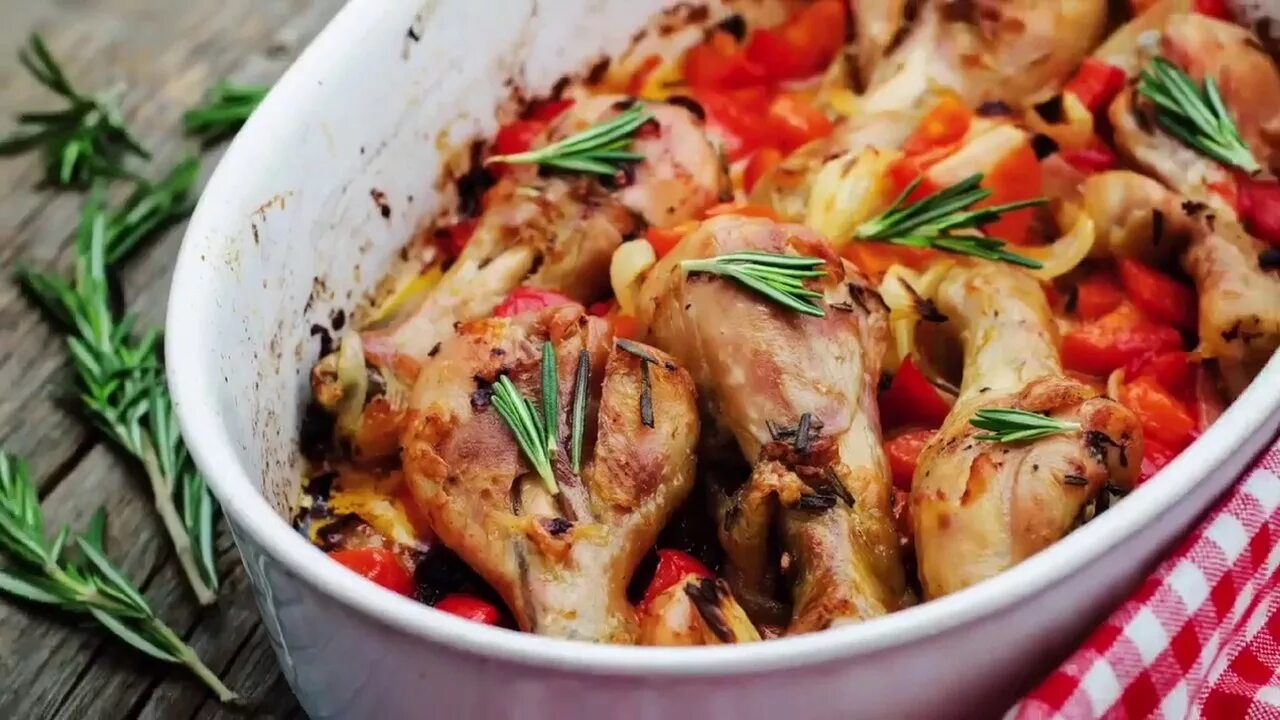 Курица с овощами. Голень с картошкой в духовке. Окорочка запечённые в духовке с картошкой. Запечь голени с овощами в духовке. Куриные голени с рисом в духовке.