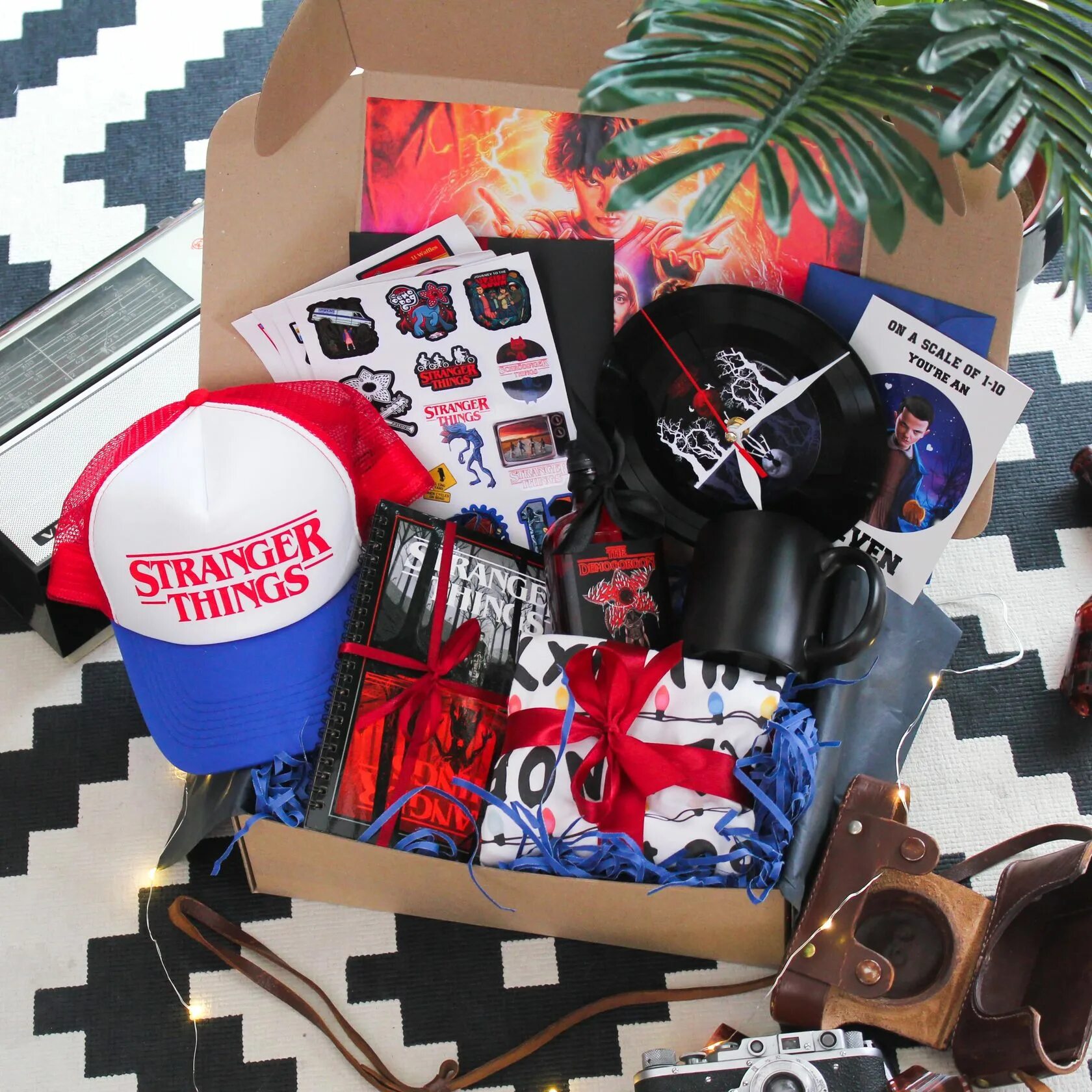 Тематический бокс stranger things. Кукла eleven stranger things. Милли бобби браун 4 сезон очень странные дела. Сюрпризы очень странные дела. Тату в стиле осд.