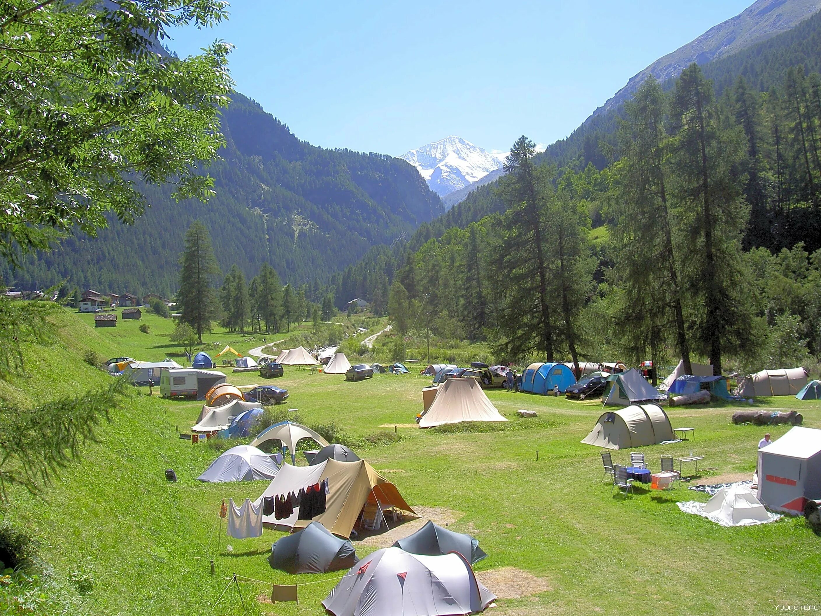 Camping фото. Домбай кемпинг. Кемпинг в Швейцарии. Глэмпинг Архыз. Глэмпинг в горах Кавказа.