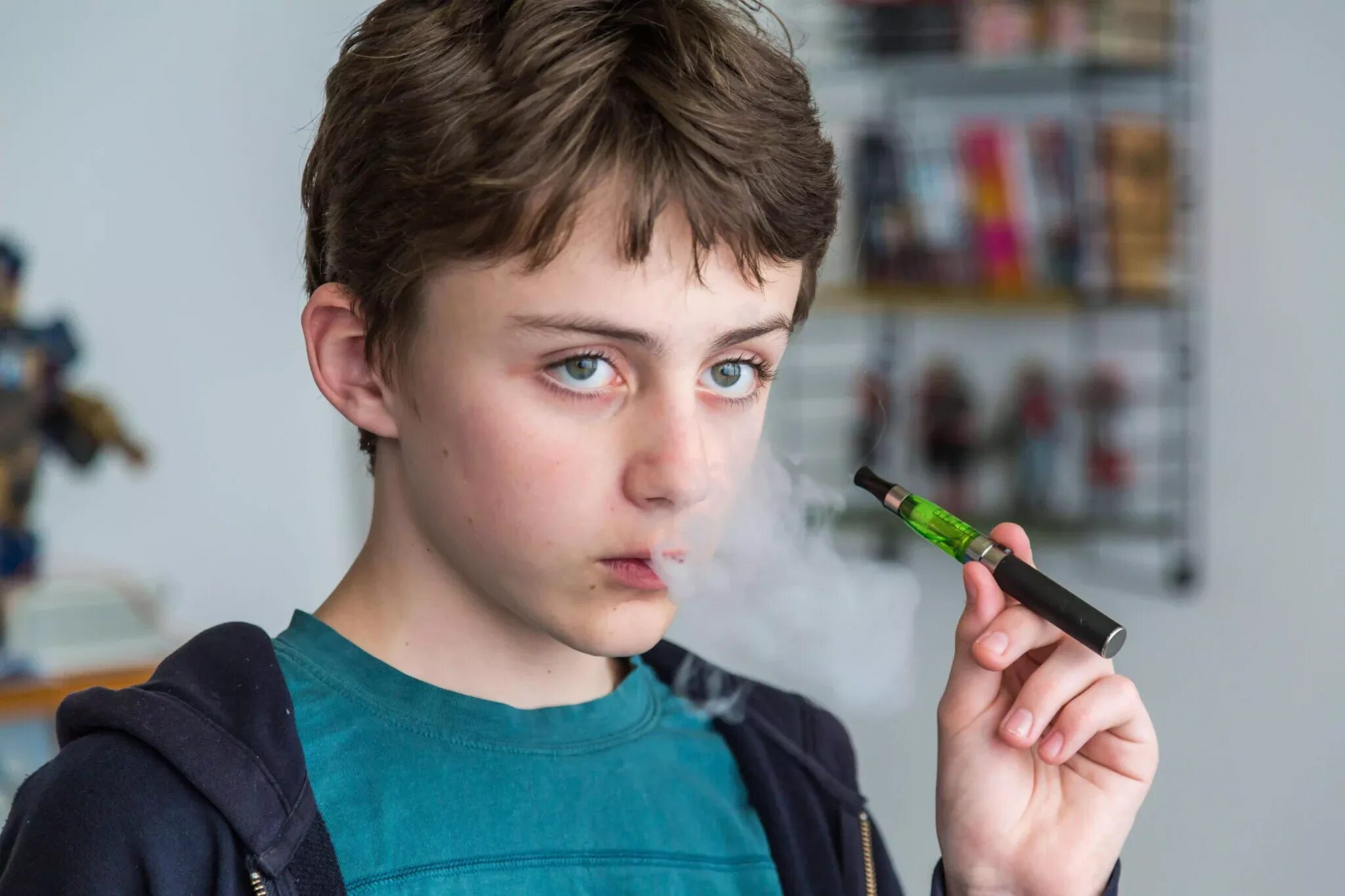 Курил в 11 лет. Школьник с электронной сигаретой. Курение подростков. Курящий подросток. Подросток с сигаретой.