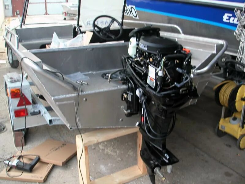 Катер мастер 510. Лодка мастер 410 крепление мотора. Ттх лодки мастер 410. Мастер 410. Алюминиевая лодка на прицепе.