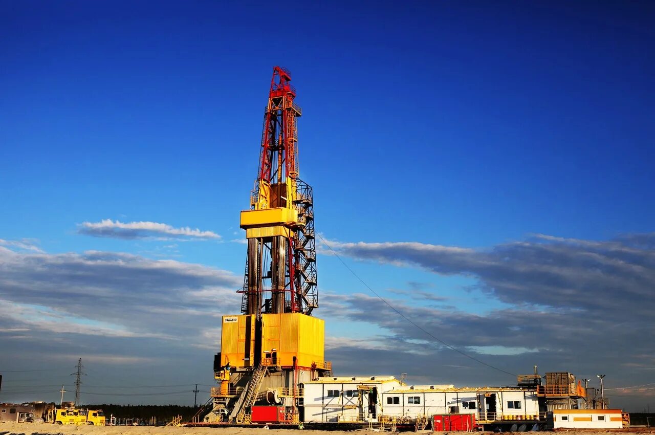 Нефтеюганск буровые. Уралмаш 5000/320 эк-бмч. роснефть бурение нефтеюганск. буровая вышка нефтяная сск. буровая станция роснефть.