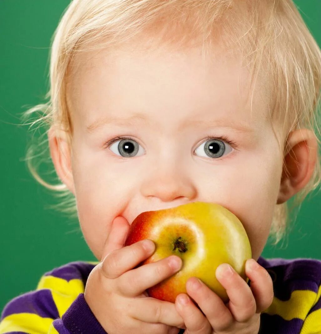 Употребление немытых овощей. Ребенок кушает фрукты. Немытые фрукты. Кушает яблоко. Немытые овощи и фрукты ребенок.