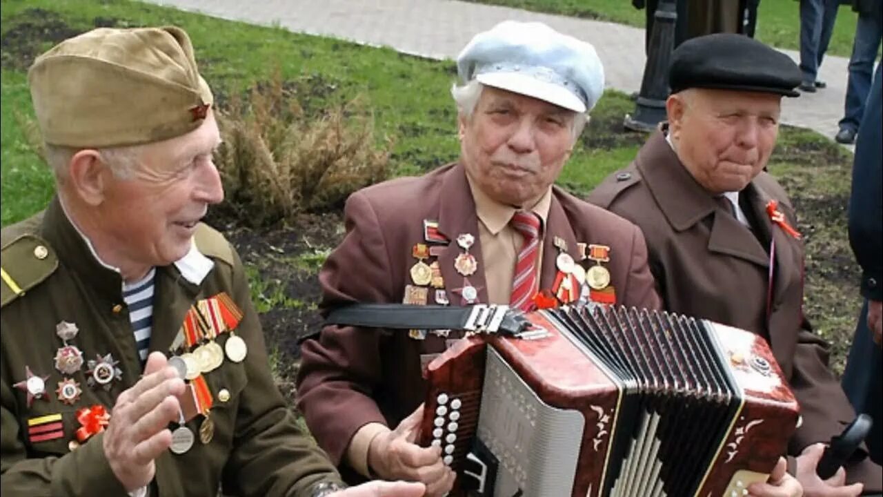 Видео песня 9 мая. Ветераны поют. Солдат с гармошкой. Композиция ко Дню Победы. Ветеран с гармонью.