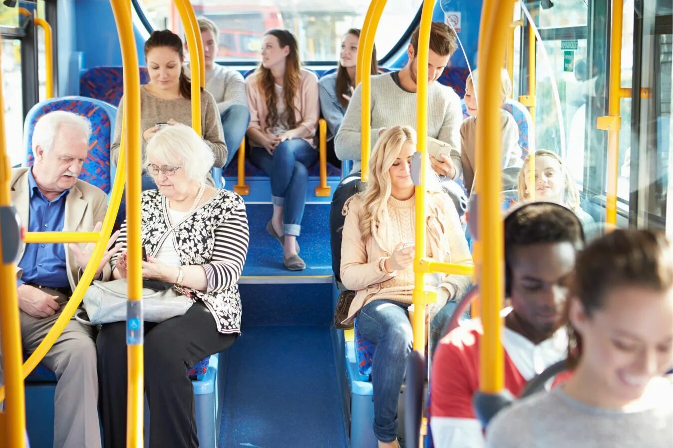 Автобус. Пассажиры общественного транспорта. Человек сидит в автобусе. Люди в общественном транспорте.