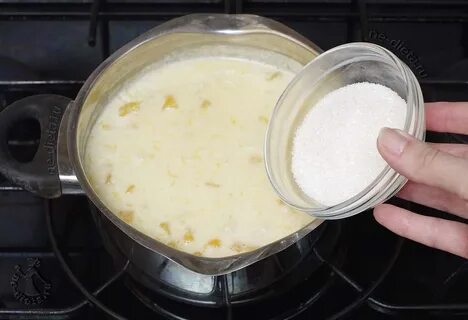 Каша рисовая пшенная на молоке в кастрюле