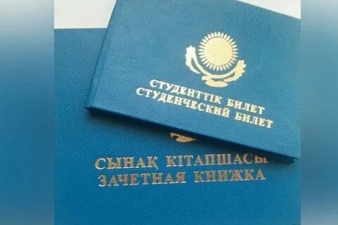 Жігіт өтіп бара жатқандардың бәріне жұлқынады.