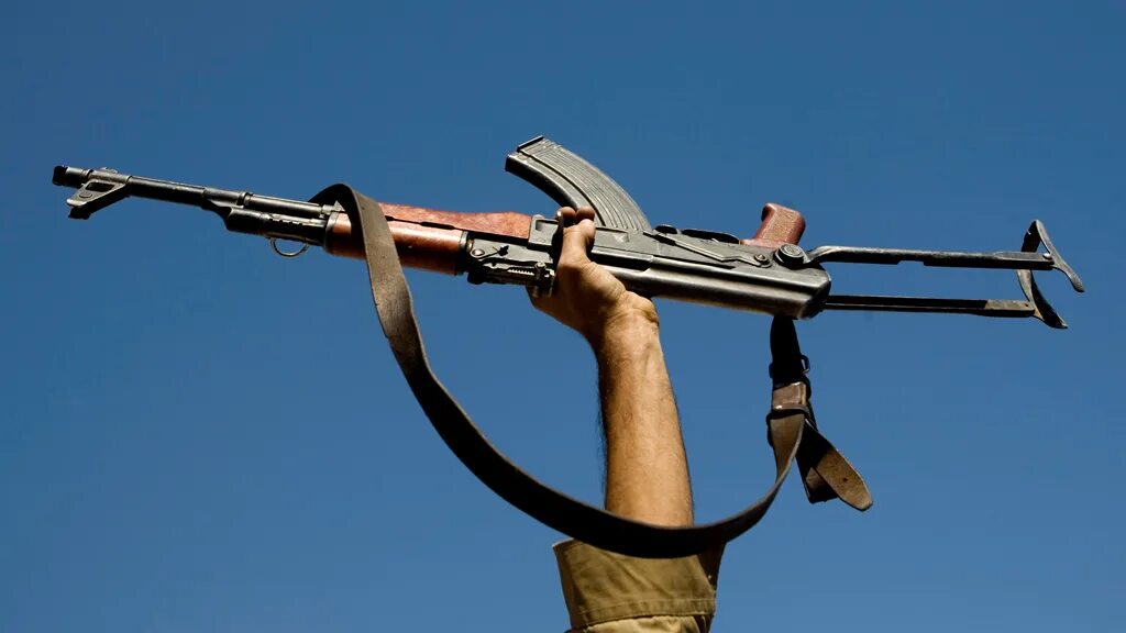 Боевик с автоматом. Автомат у террористов 4. Террорист с автоматом. Какие автоматы были у террористов. Моджахед с пулеметом.