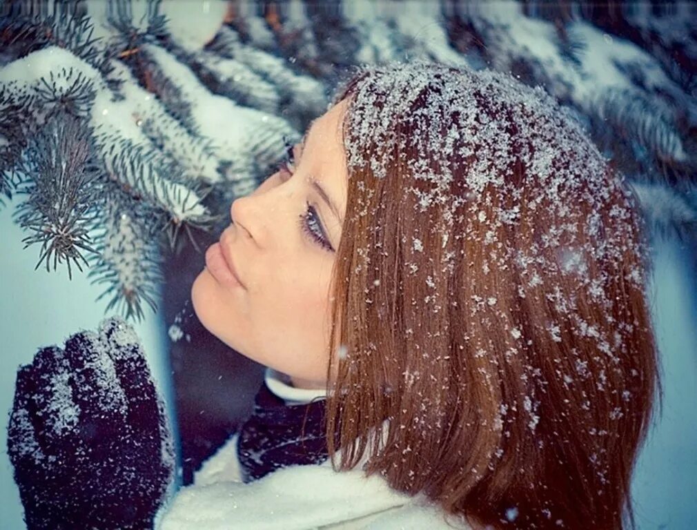 В морозном воздухе тихо. Девушка зимой. Девушка в снегу. Девушка с красивыми волосами зимой.