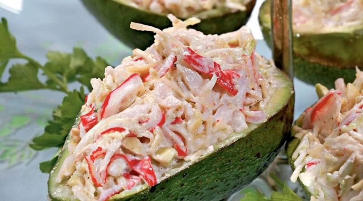 Авокадо с мясом крабов салаты. Салаты савакадо и крабовым мясом. Салат с камчатским крабом и авокадо. Салат из крабового мяса и авокадо. Авокадо с мясом крабов салаты.