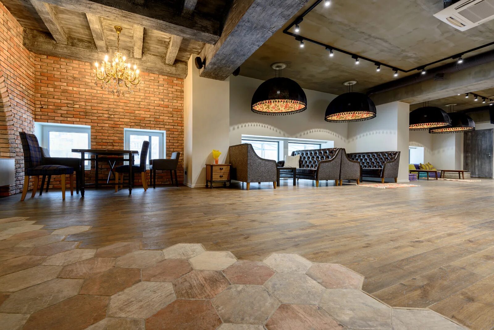 напольная плитка для ресторана. напольное покрытие для бара. полы в пабе. пол в кофейне. интерьер кофейни.