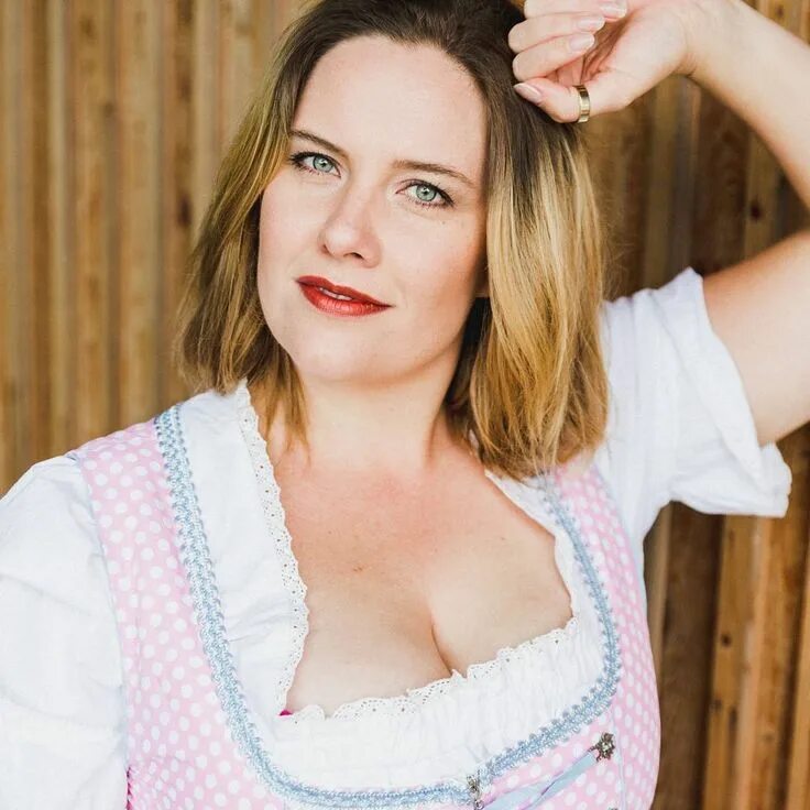 Renee ross. Dirndl Plus Size.