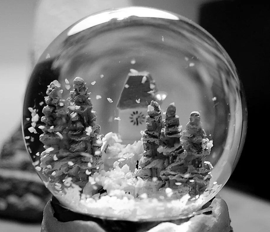 Зима в шаре. Новогодний стеклянный шар. Шар со снегом. Стеклянный шар со снегом. Хрустальный шар со снегом.